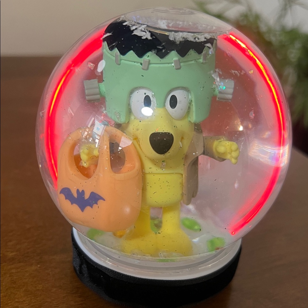 Monster Lucky Booey Snow Globe - Picture 13 of 14
